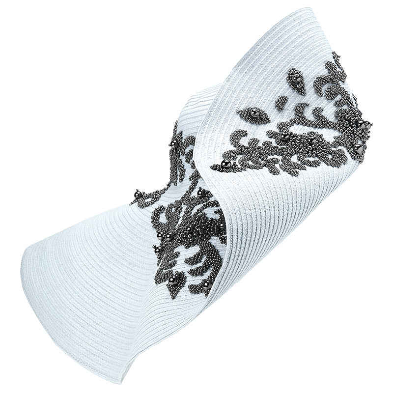 Jasmine - Chapeau à bords larges en paille de papier avec des bords relevés et des perles brodées à la main.