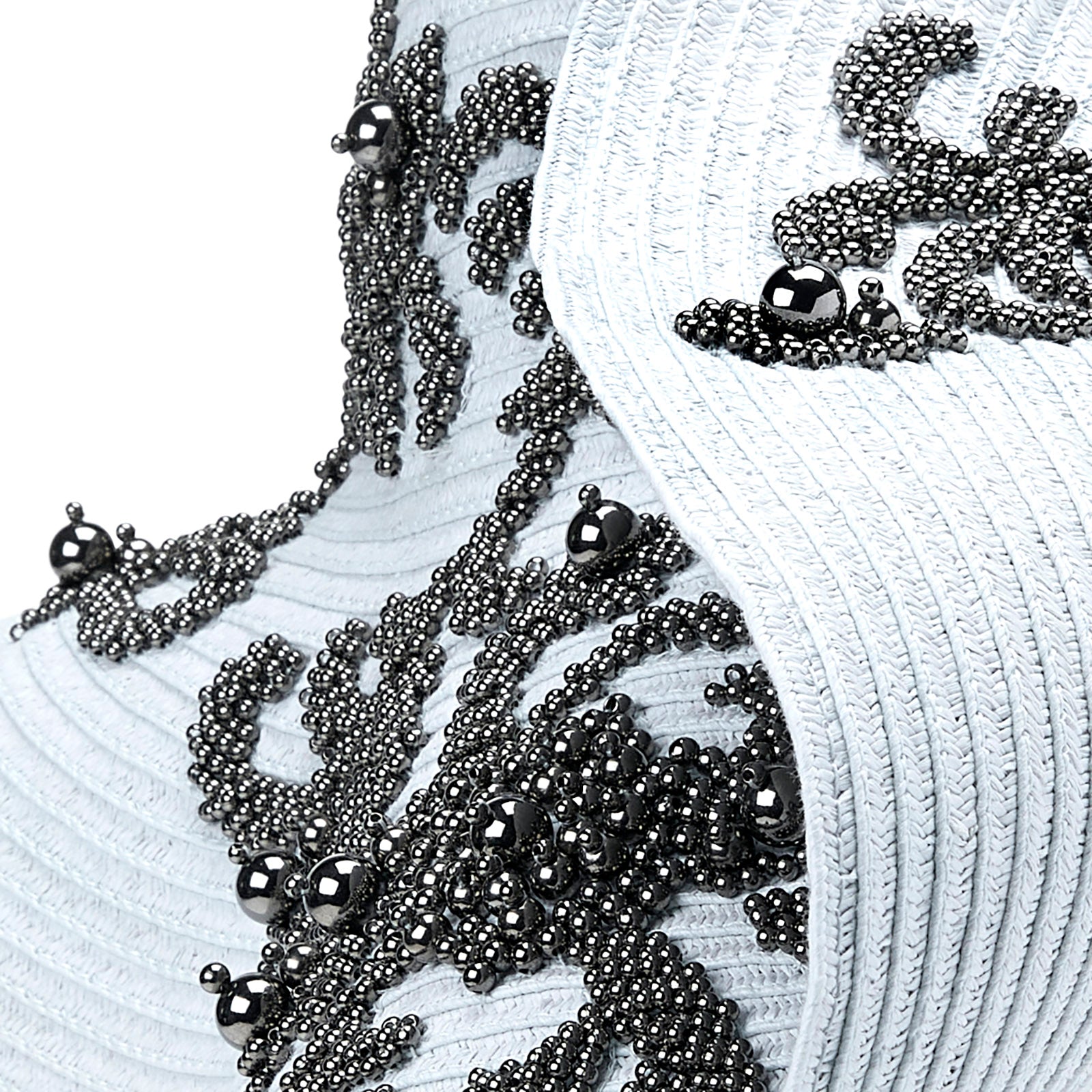 Jasmine - Chapeau à bords larges en paille de papier avec des bords relevés et des perles brodées à la main.