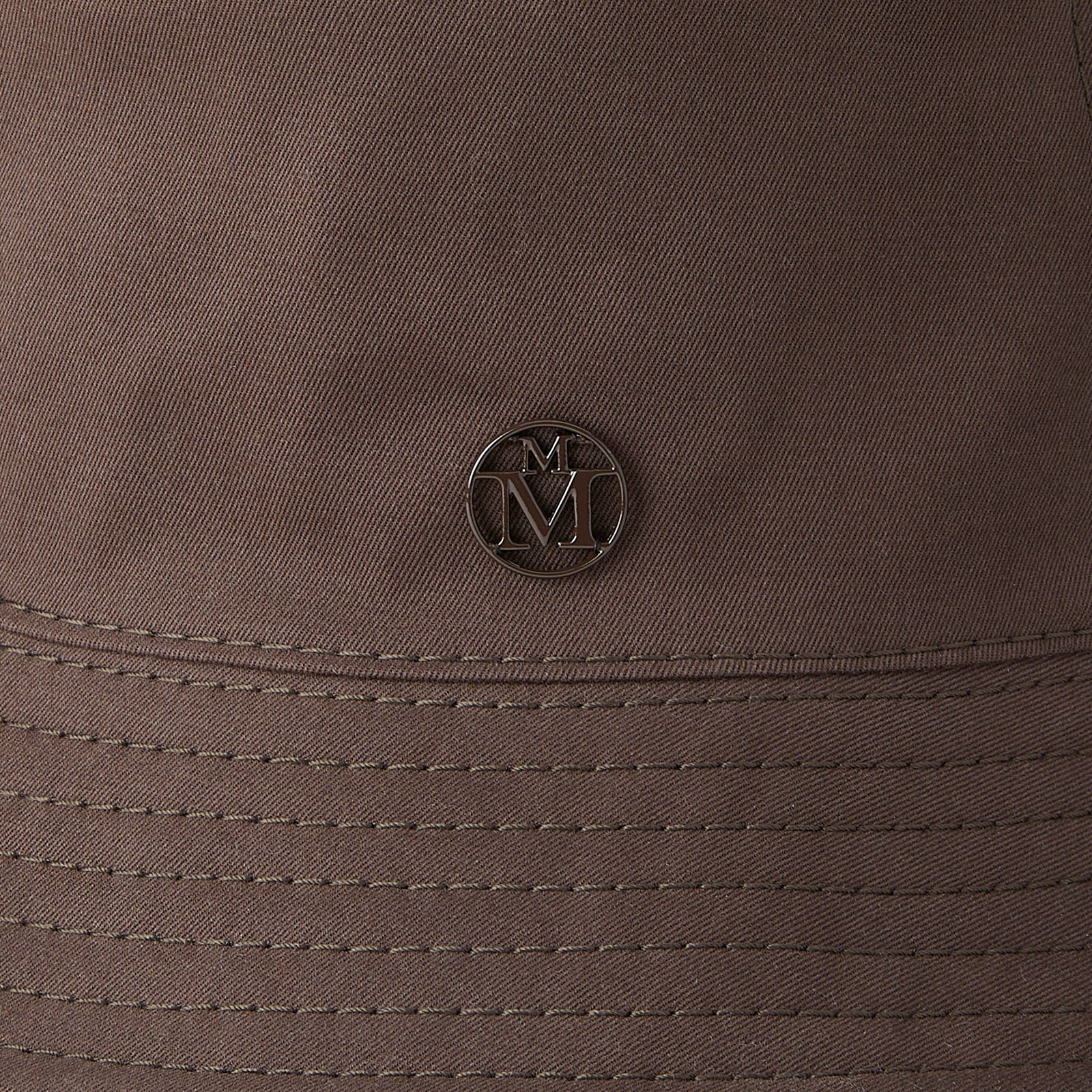 Jason - Bob en tissu marron foncé.