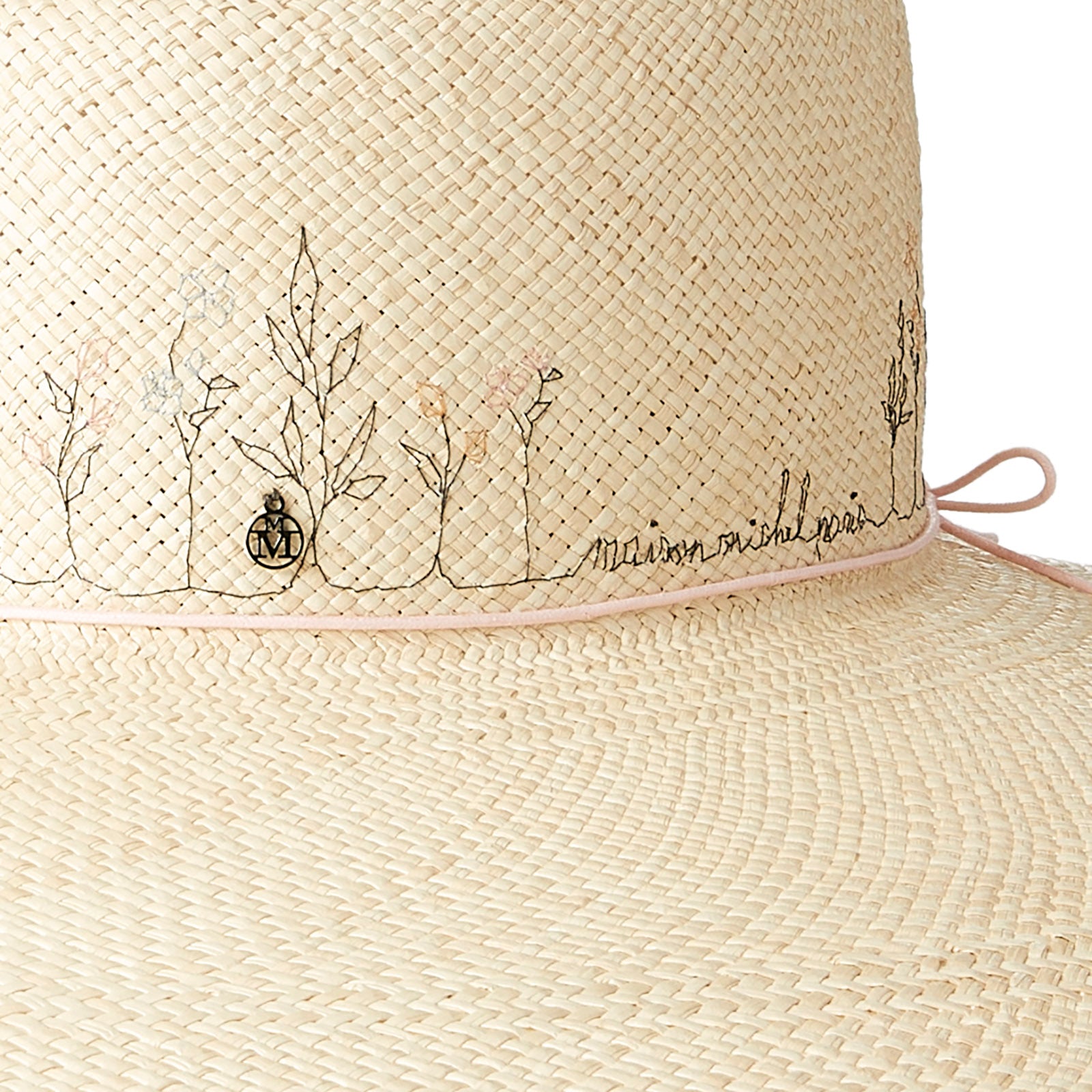 Josephine - Capeline en paille brisa avec ses fleurs brodées à la main et un cordon rose.