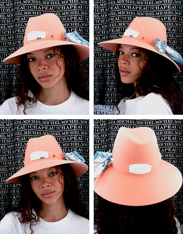 Kate - Fedora en feutre pêche avec un foulard en tissu blanc et motif floral bleu.