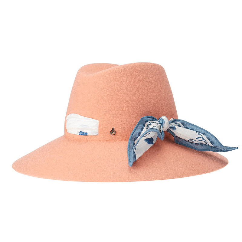 Kate - Fedora en feutre pêche avec un foulard en tissu blanc et motif floral bleu.