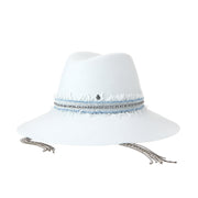 Kate - Fedora en feutre bleu glacé avec un ruban délavé à franges.