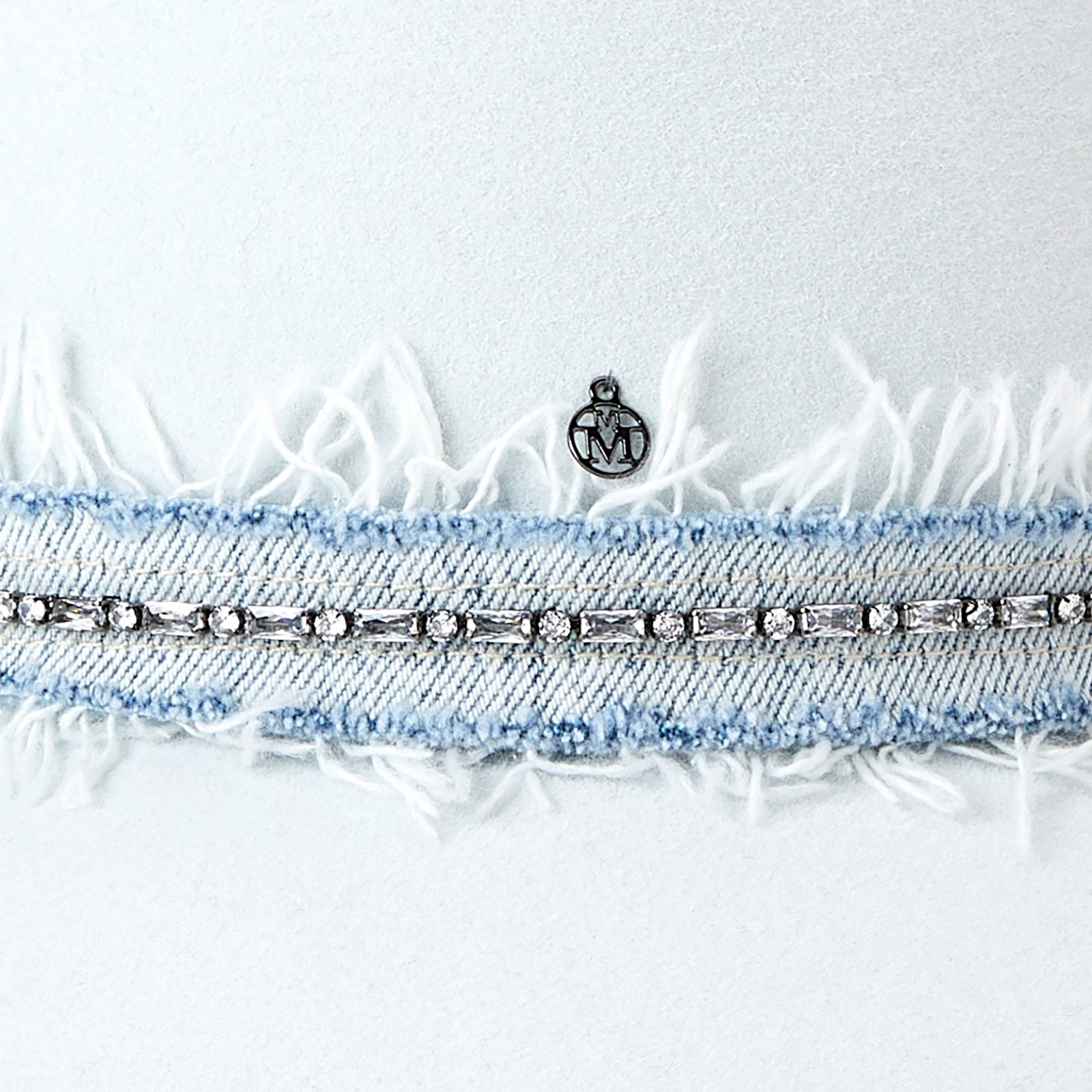 Kate - Fedora en feutre bleu glacé avec un ruban délavé à franges.