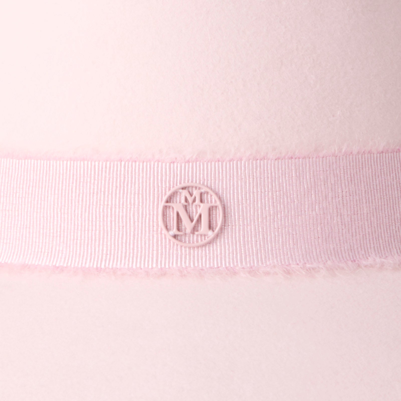 Kate - Fedora en feutre rose orné d’un ruban ton sur ton en mohair.