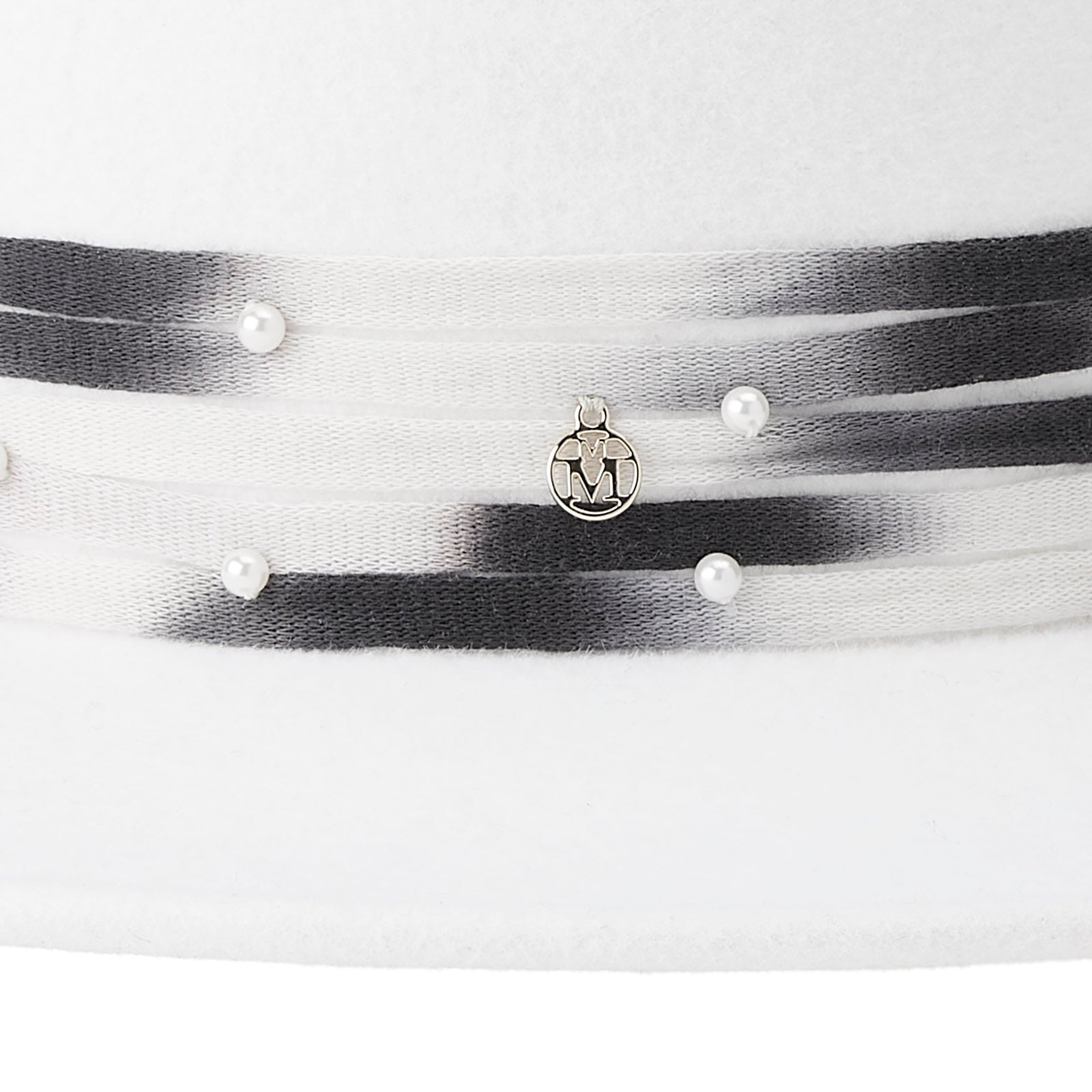 Kiki - Canotier en feutre blanc neige avec une ceinture en tweed tie & dye et perles blanches.