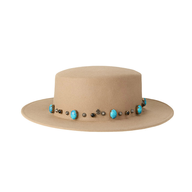 Kiki - Canotier en feutre de laine onyx beige orné de pierres et de clous posés à la main.