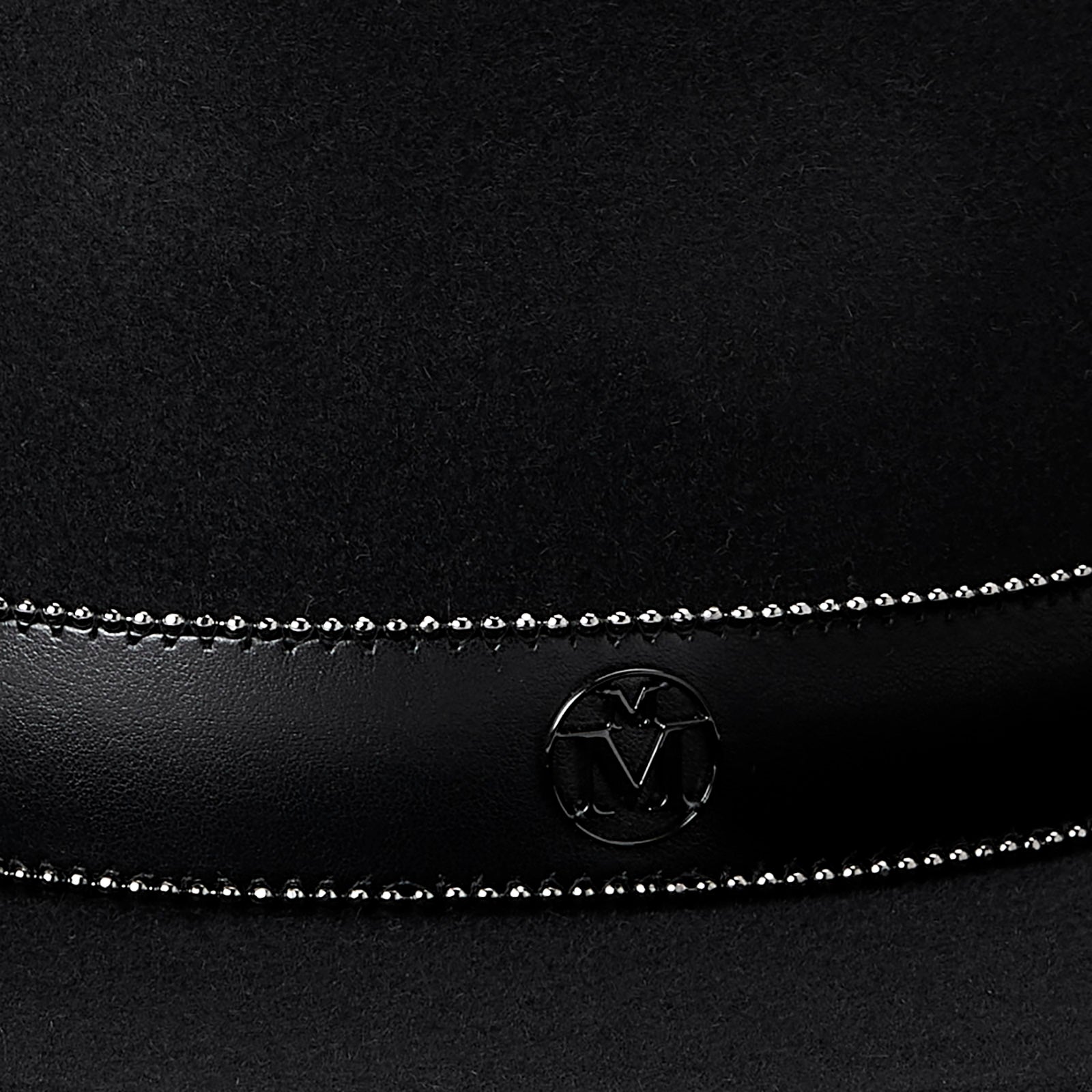 Kyra - Fedora en feutre noir avec une ceinture effet cuir.