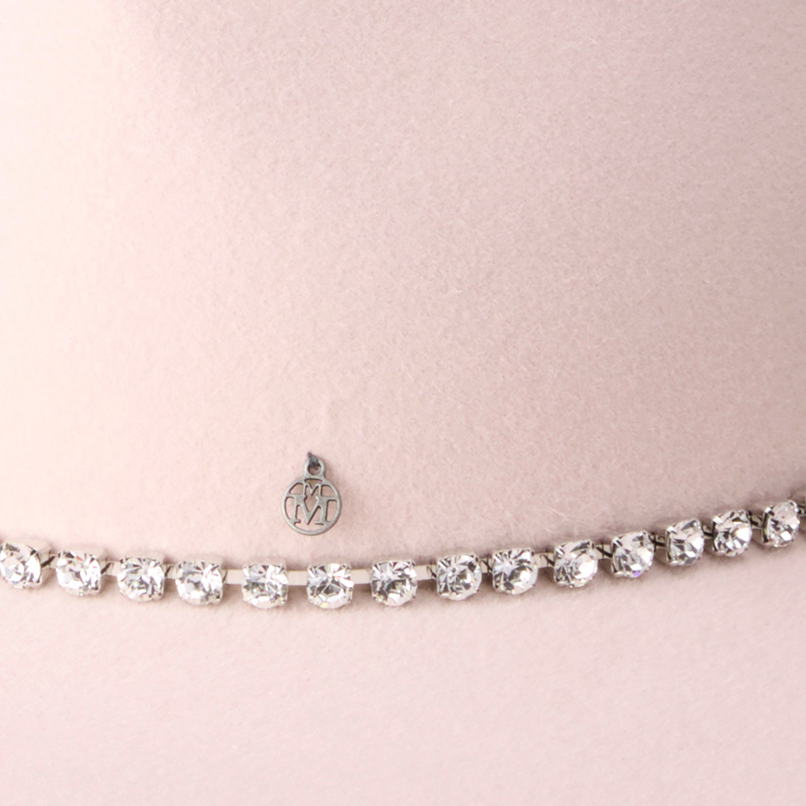 Kyra - Fedora en feutre de laine rose orné de strass.