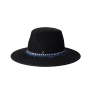Kyra - Fedora en feutre de laine noir orné d’un ruban à franges métalliques bleu foncé et argenté.