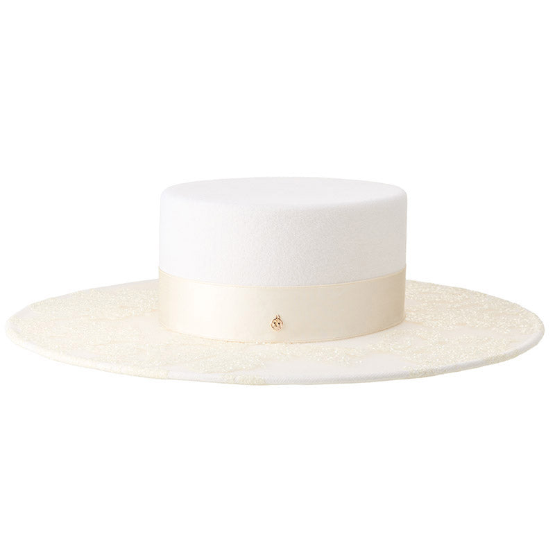Lana - Capeline en feutre de laine blanc ornée de motifs en tulle pailleté et d’un ruban ton sur ton.