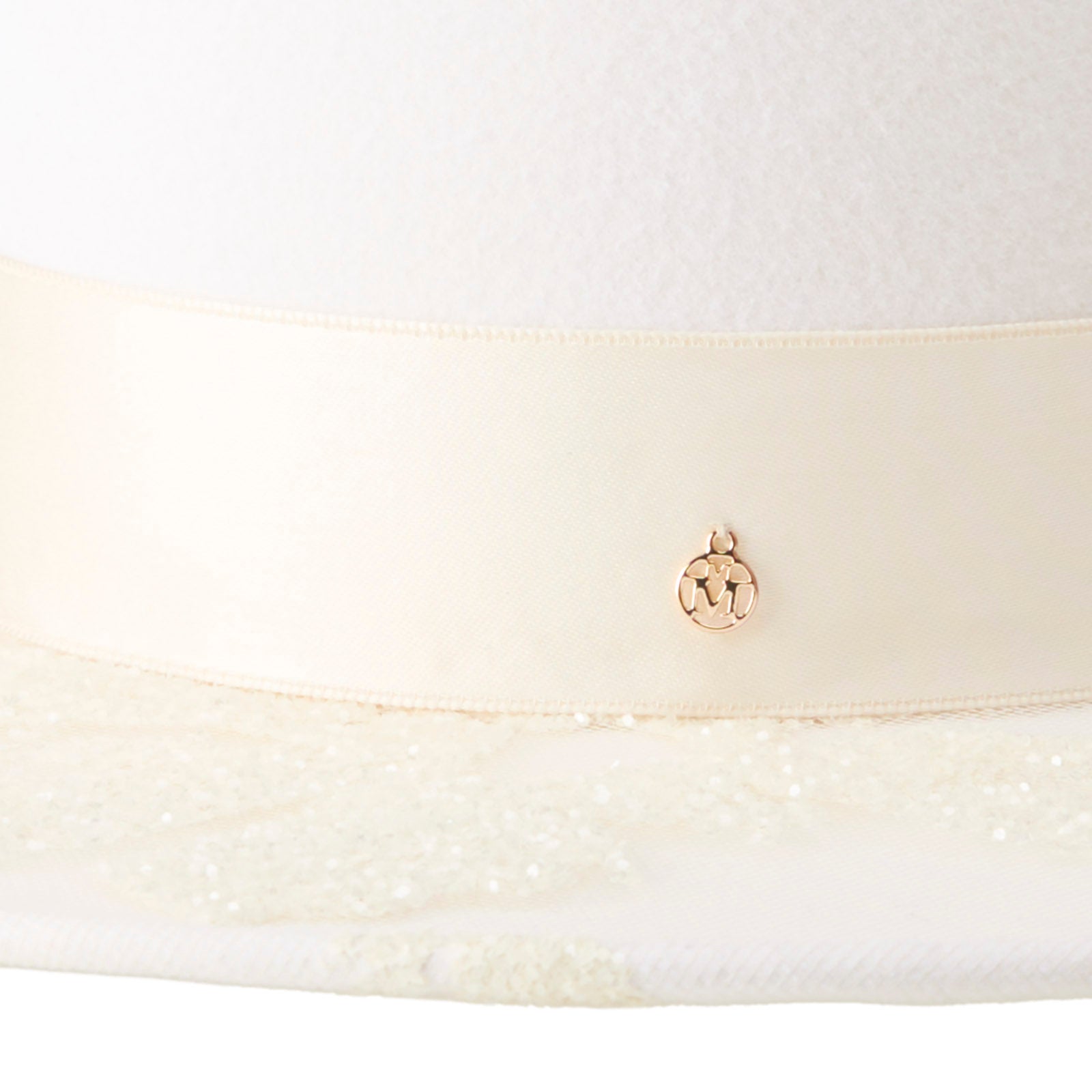 Lana - Capeline en feutre de laine blanc ornée de motifs en tulle pailleté et d’un ruban ton sur ton.