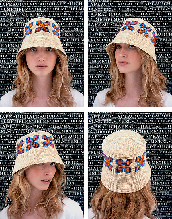 Lila - Bob en paille de raphia crochetée avec des motifs floraux incrustés de perles transparentes.