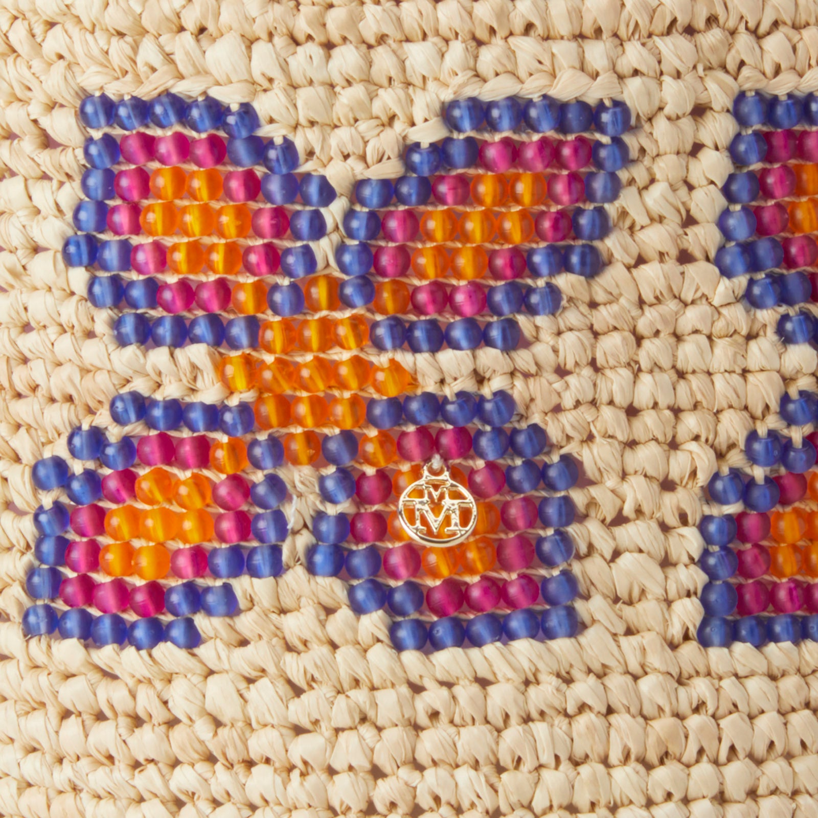 Lila - Bob en paille de raphia crochetée avec des motifs floraux incrustés de perles transparentes.