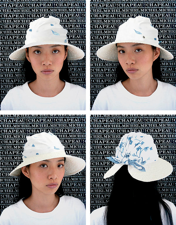 Linette - Visière en paille et foulard blanc avec son motif floral bleu.