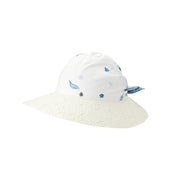 Linette - Visière en paille et foulard blanc avec son motif floral bleu.