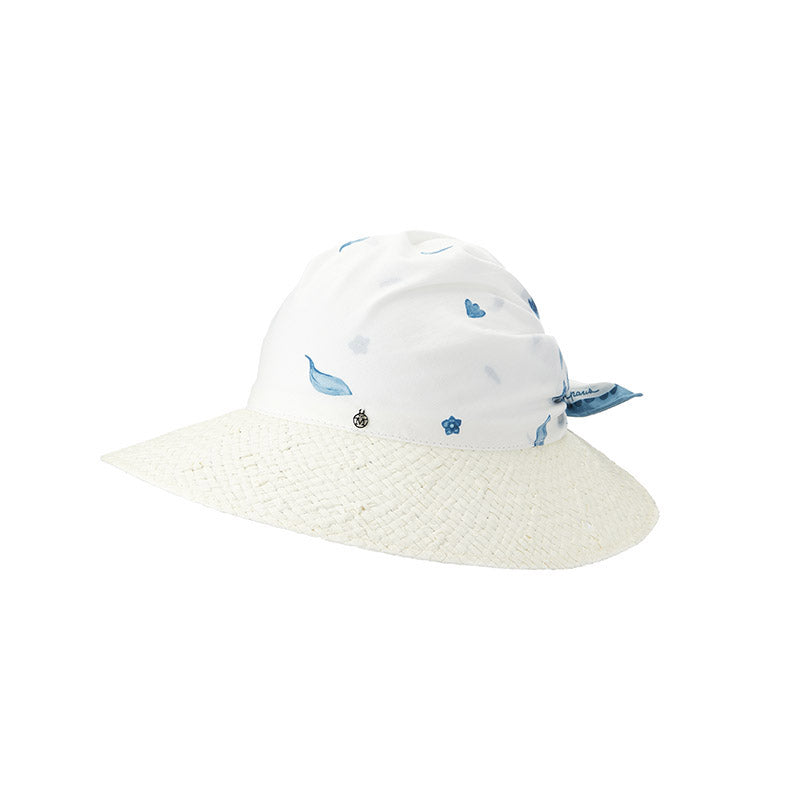 Linette - Visière en paille et foulard blanc avec son motif floral bleu.