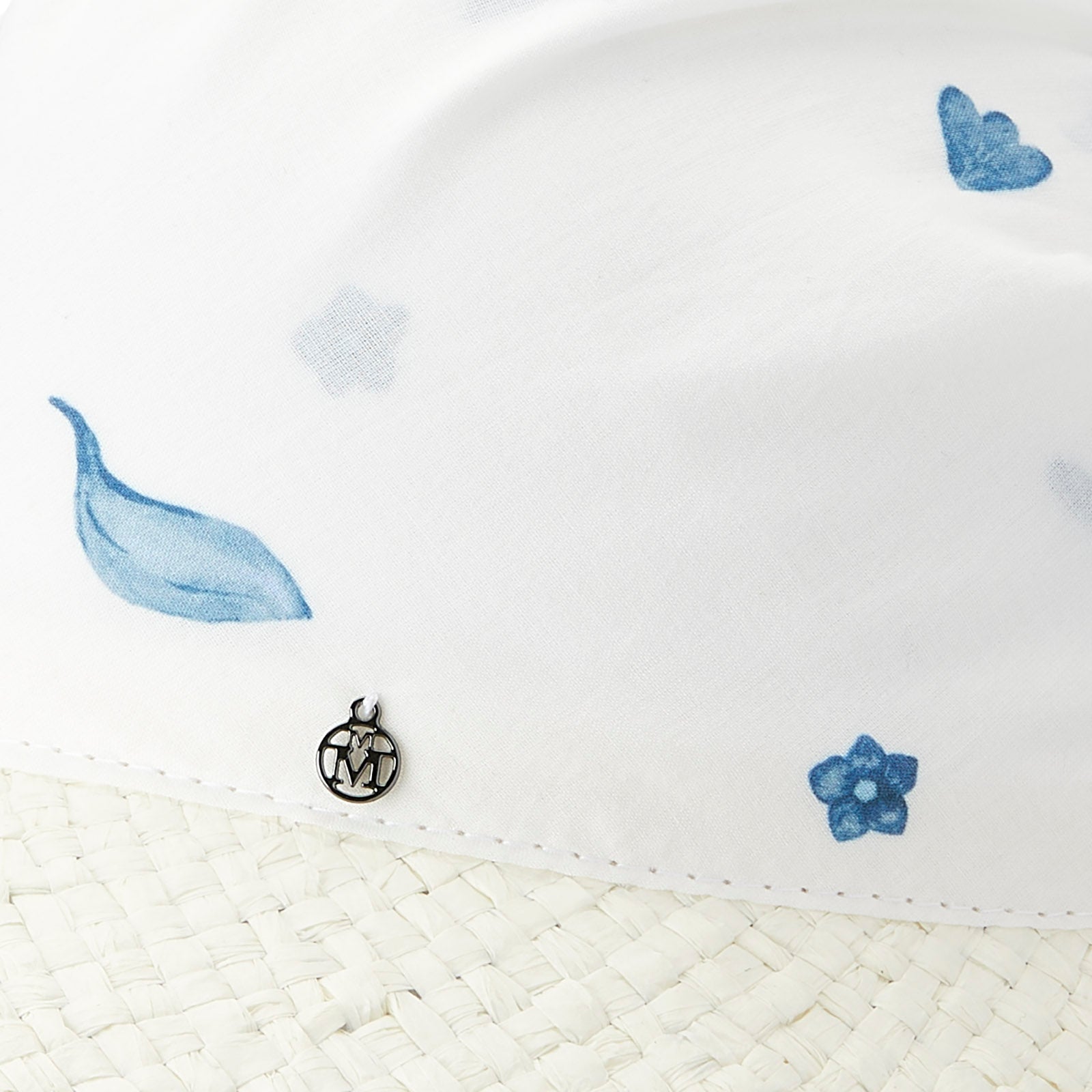 Linette - Visière en paille et foulard blanc avec son motif floral bleu.