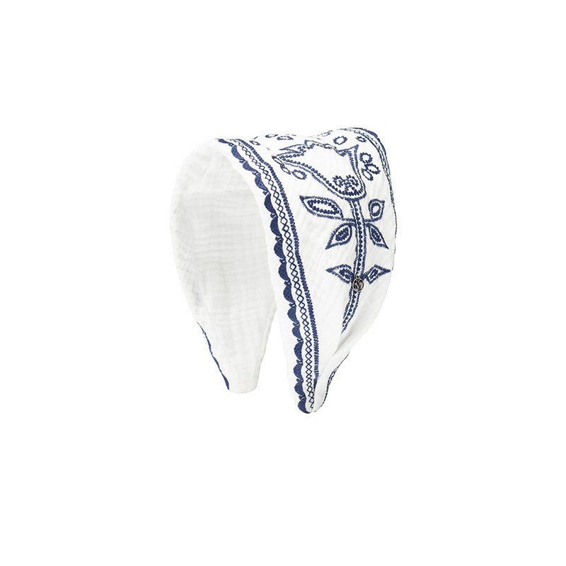 Mariah - Bandeau en gaze de coton blanche avec des broderies bleues.