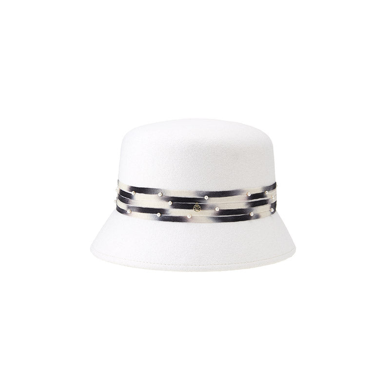Mini New Kendall - Chapeau cloche en feutre blanc neige avec une ceinture en tweed tie &amp; dye et perles blanches.