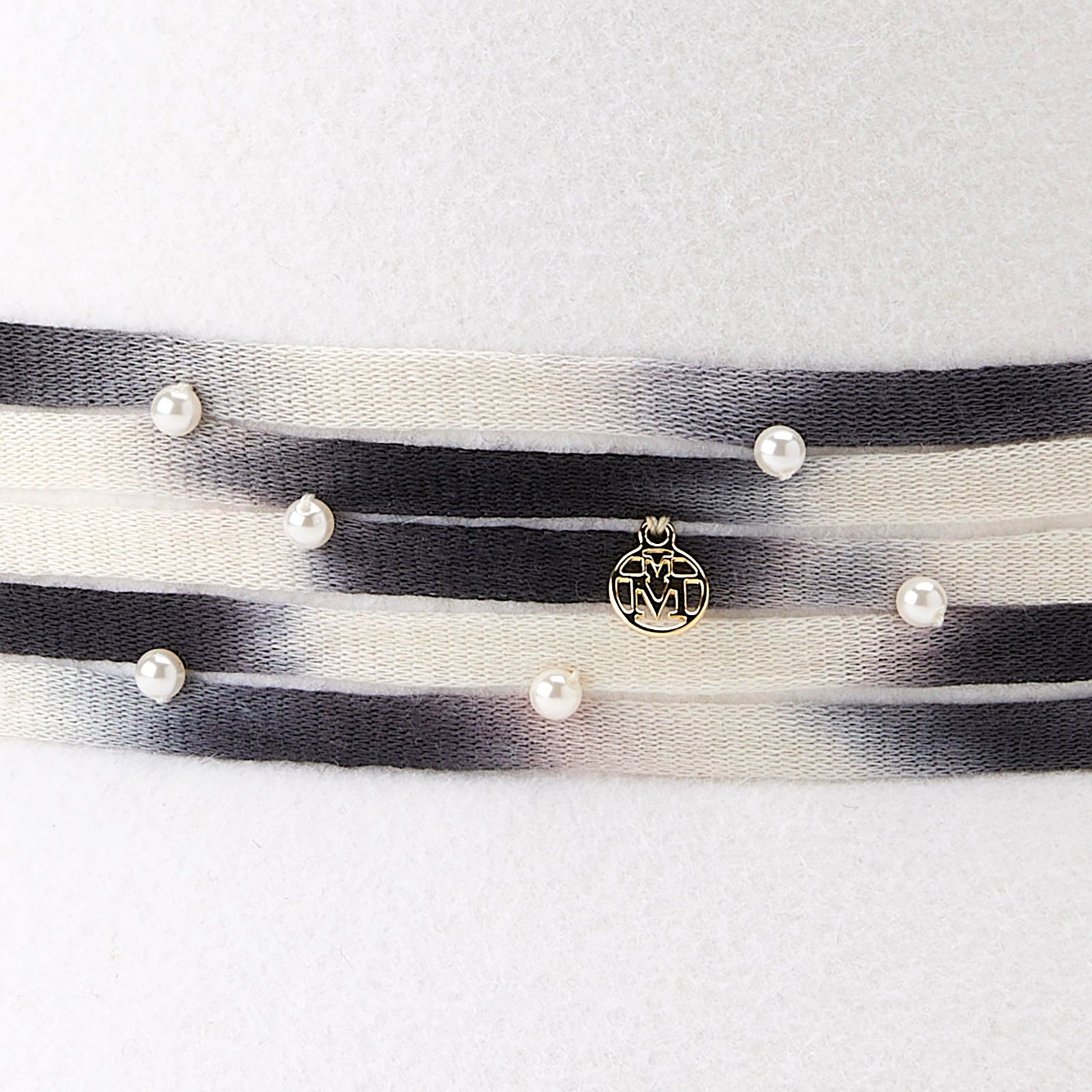 Mini New Kendall - Chapeau cloche en feutre blanc neige avec une ceinture en tweed tie &amp; dye et perles blanches.