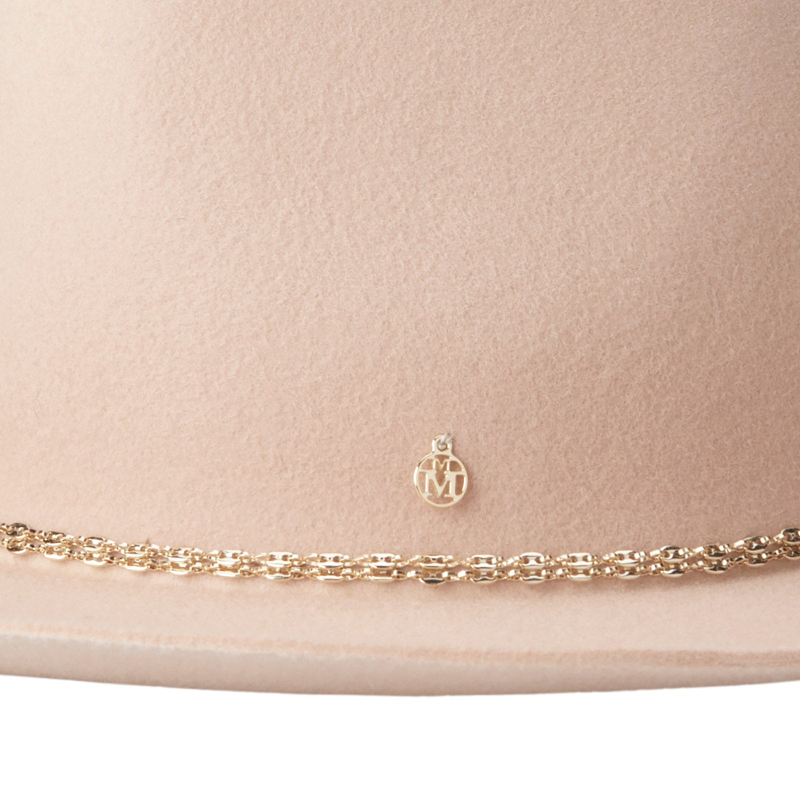 Miren - Fedora en feutre de laine couleur lin avec un ruban en strass doré.