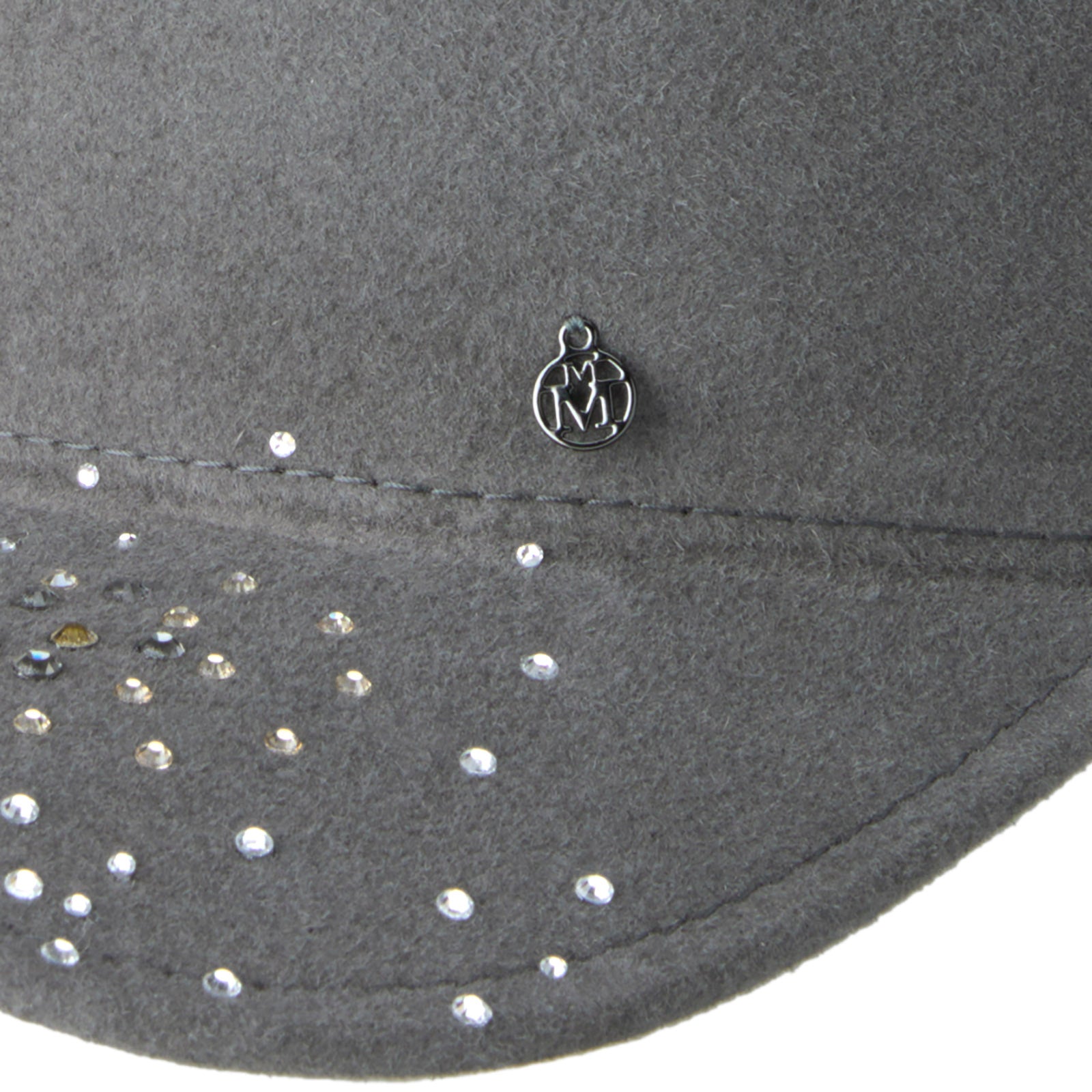 Nao - Casquette en denim patchwork brodée de strass.