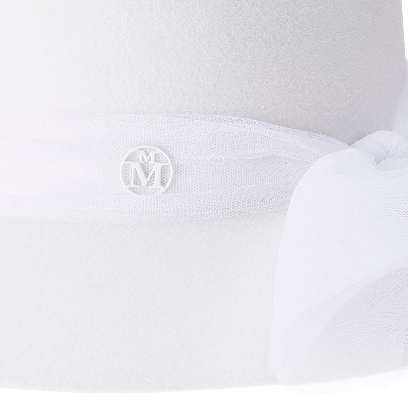 New Kendall - chapeau cloche blanc avec ruban de satin.