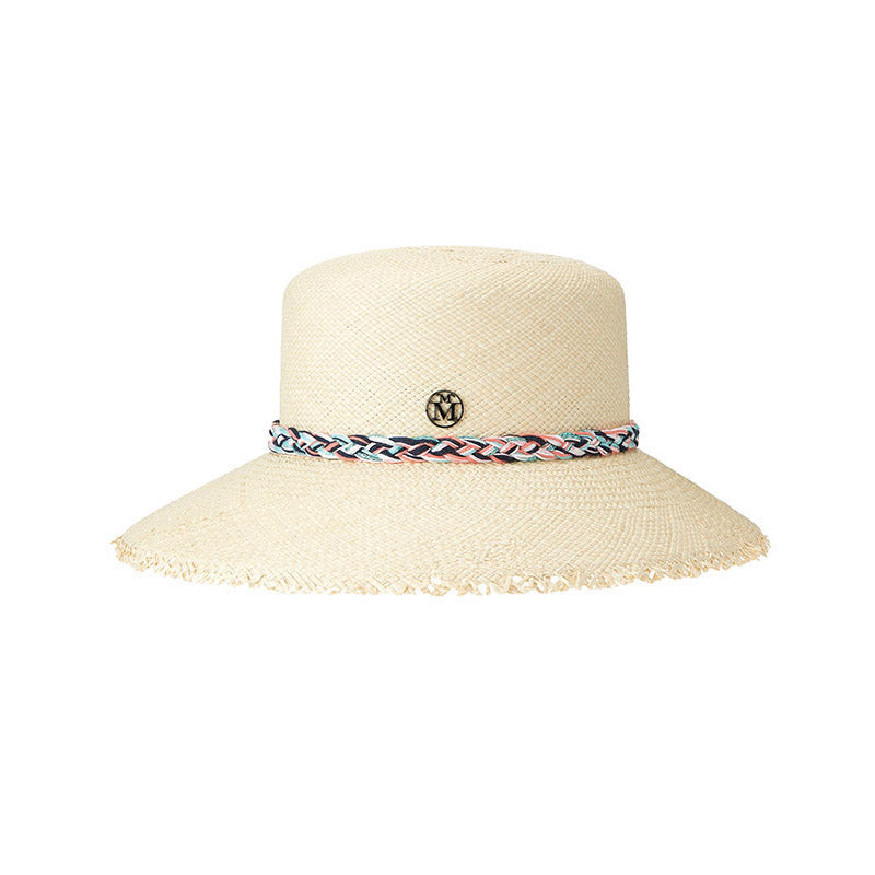 New Kendall - Chapeau cloche en paille brisa avec son ruban en tweed tressé.