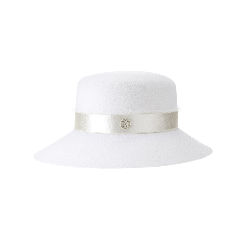 New Kendall - Chapeau cloche en feutre blanc neige avec un ruban blanc de soie et mohair.