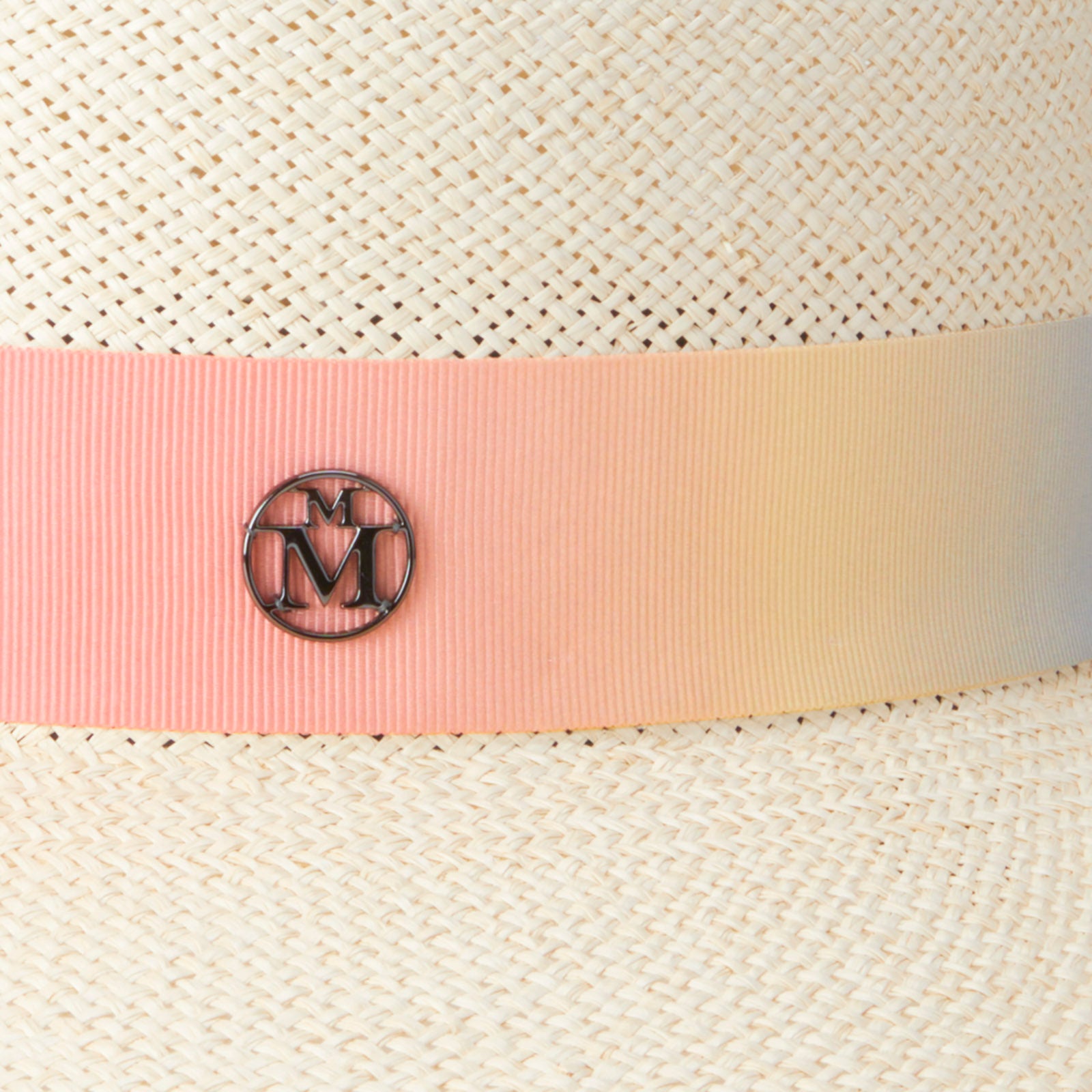 New Kendall - Chapeau cloche en paille brisa avec un ruban effet tie&dye coucher de soleil.