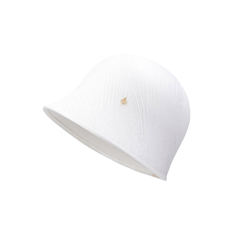 Octavie - Chapeau cloche avec un tendu de tissu blanc sur feutre.