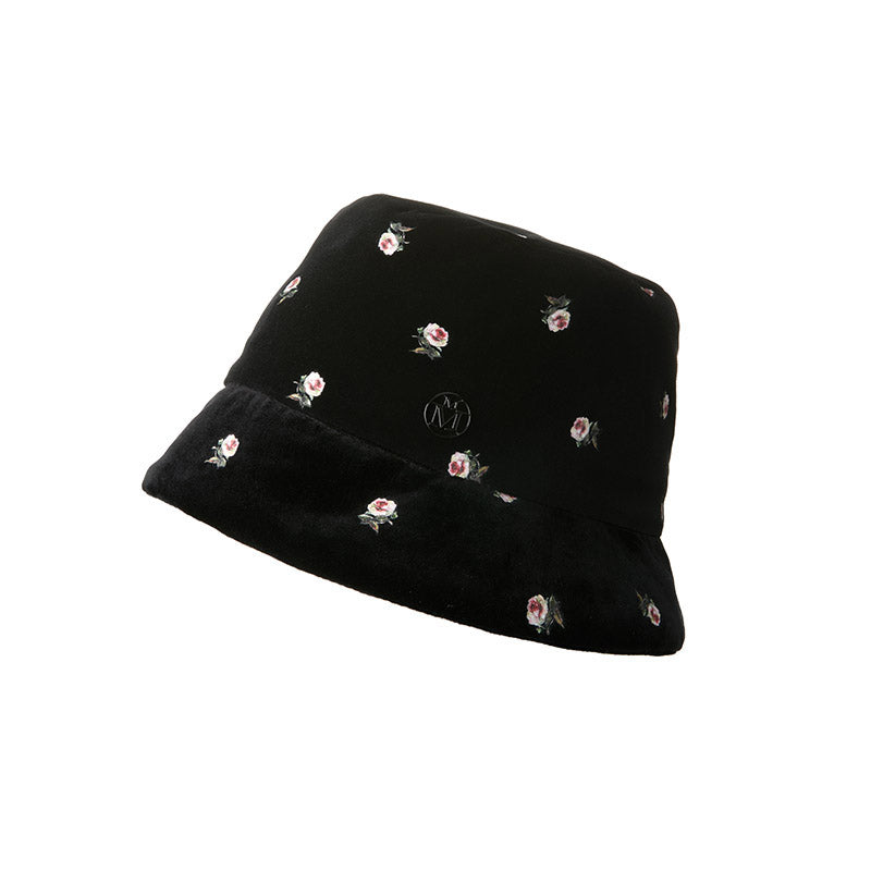 Souna - Bob en velours noir orné de motifs imprimés de roses.