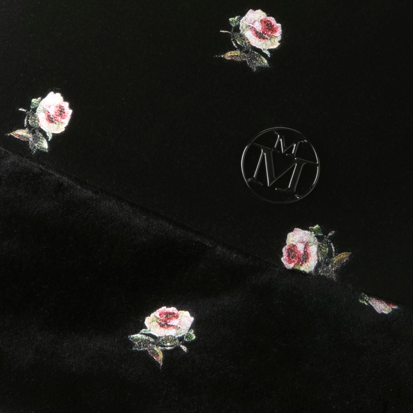 Souna - Bob en velours noir orné de motifs imprimés de roses.