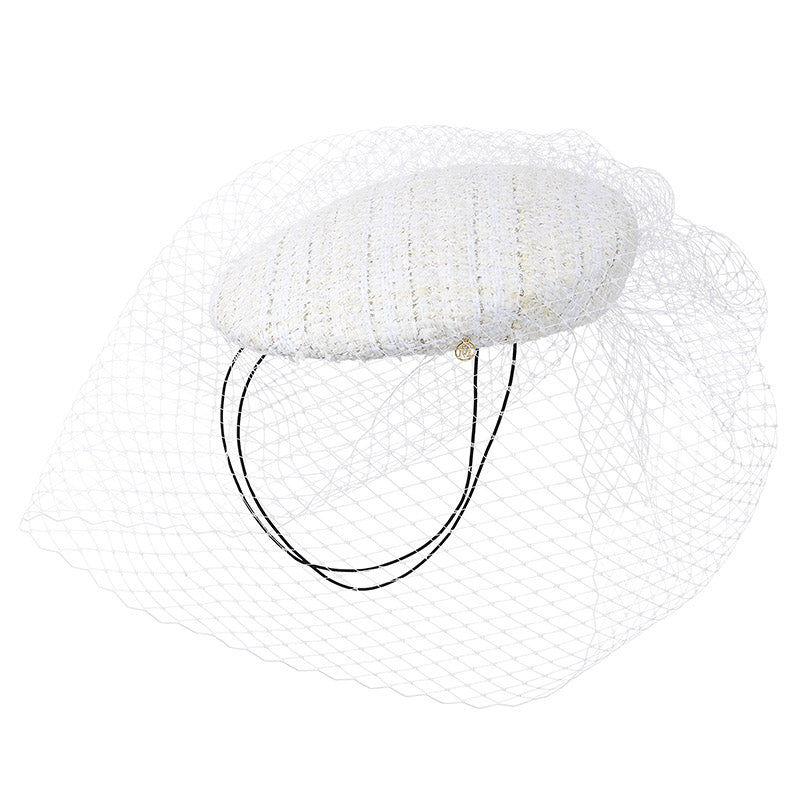 Tess - Bibi en tweed blanc et doré avec un voile.