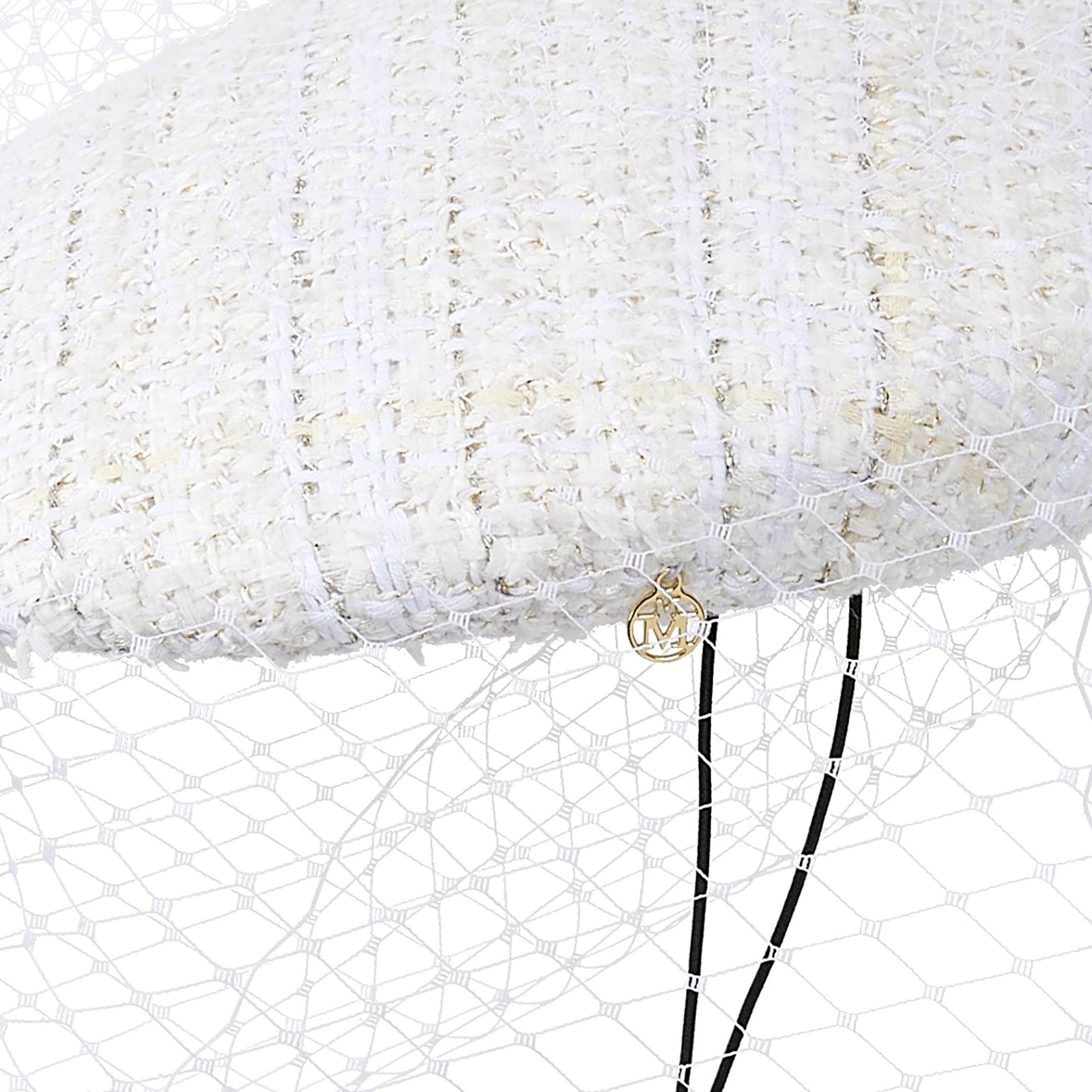 Tess - Bibi en tweed blanc et doré avec un voile.
