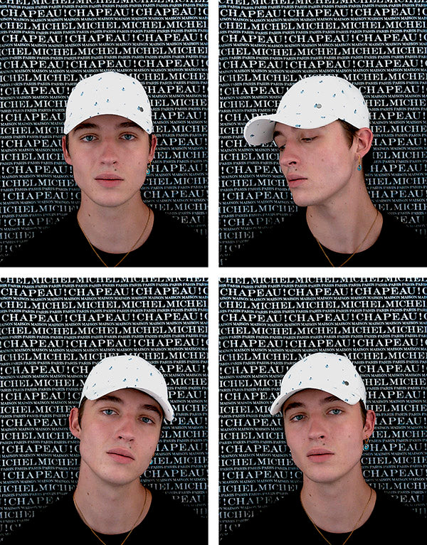Tiger - Casquette en denim blanc et motifs floraux bleus.