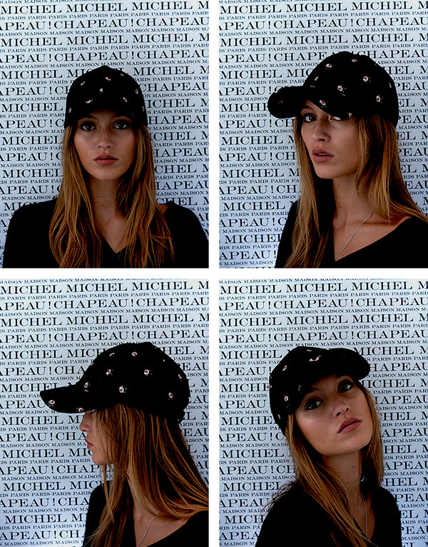 Tiger - Casquette en velours noir ornée de motifs imprimés de roses.