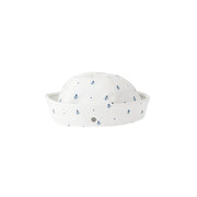 Trey - Chapeau marin en denim blanc et motif floral bleu.