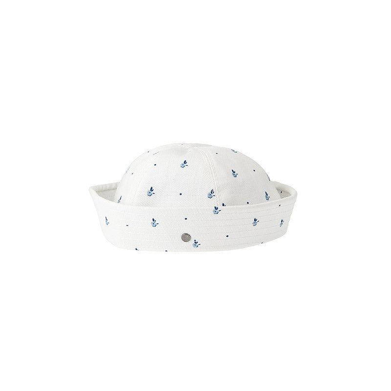 Trey - Chapeau marin en denim blanc et motif floral bleu.