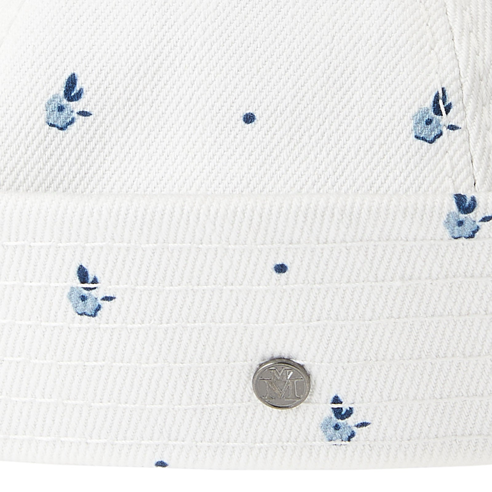 Trey - Chapeau marin en denim blanc et motif floral bleu.