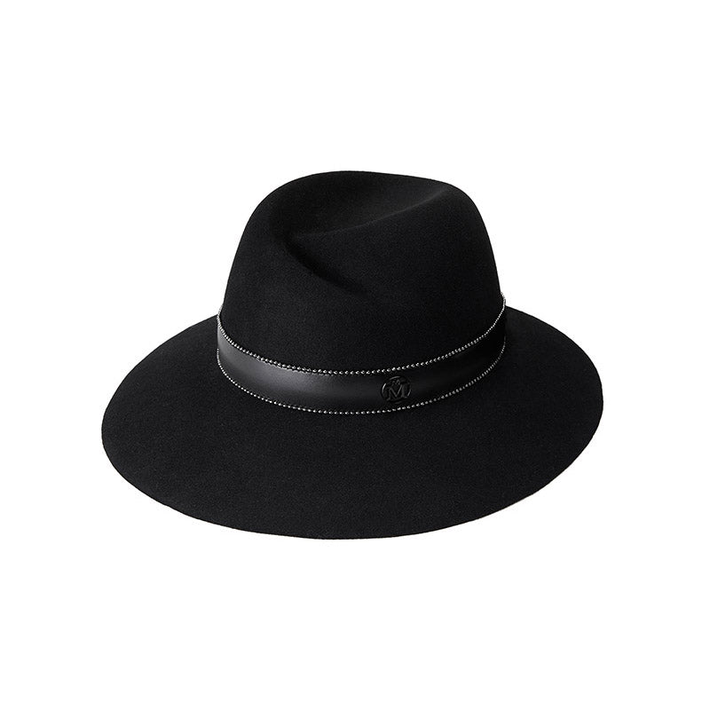Virginie - Fedora en feutre noir avec une ceinture effet cuir.