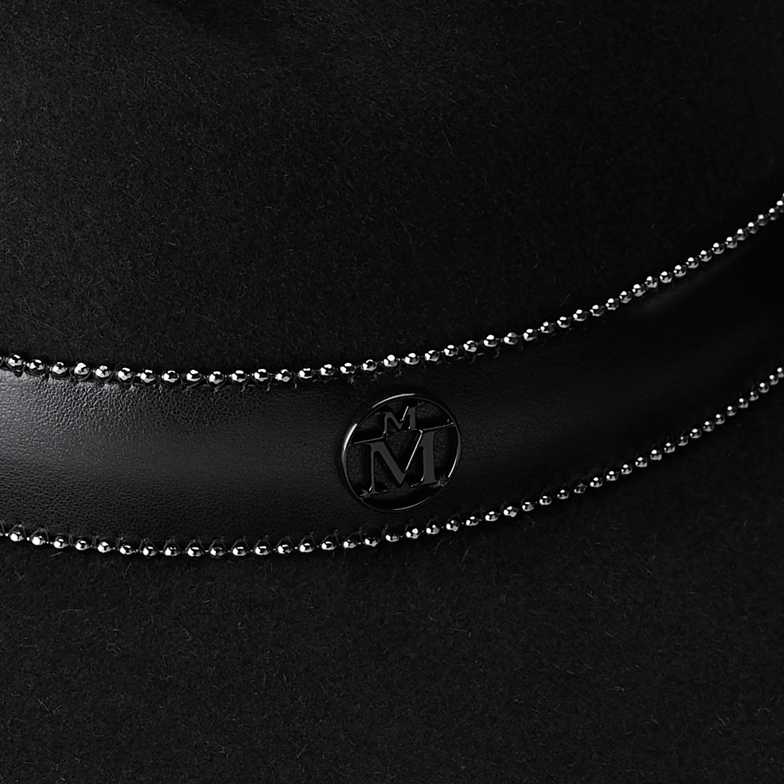 Virginie - Fedora en feutre noir avec une ceinture effet cuir.