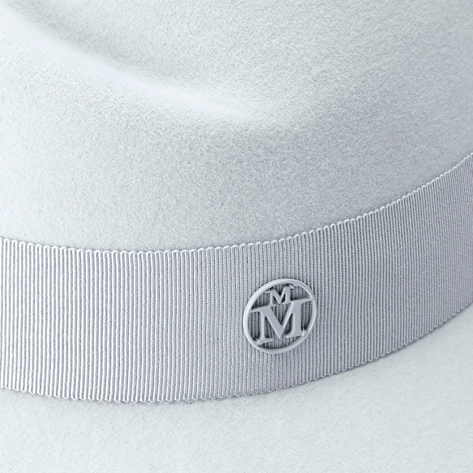 Virginie - Fedora en feutre bleu glacé et un gros-grain ton sur ton.