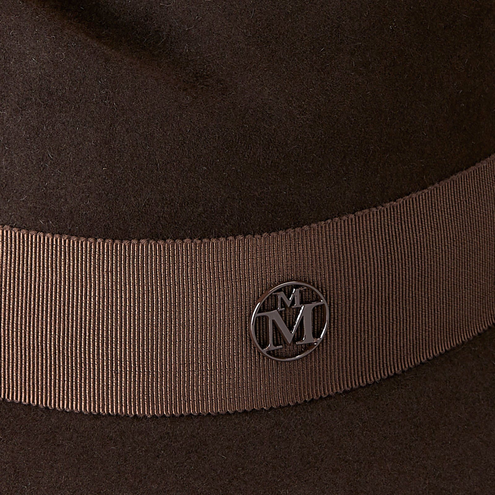 Virginie - Fedora en feutre marron foncé et un gros-grain ton sur ton.