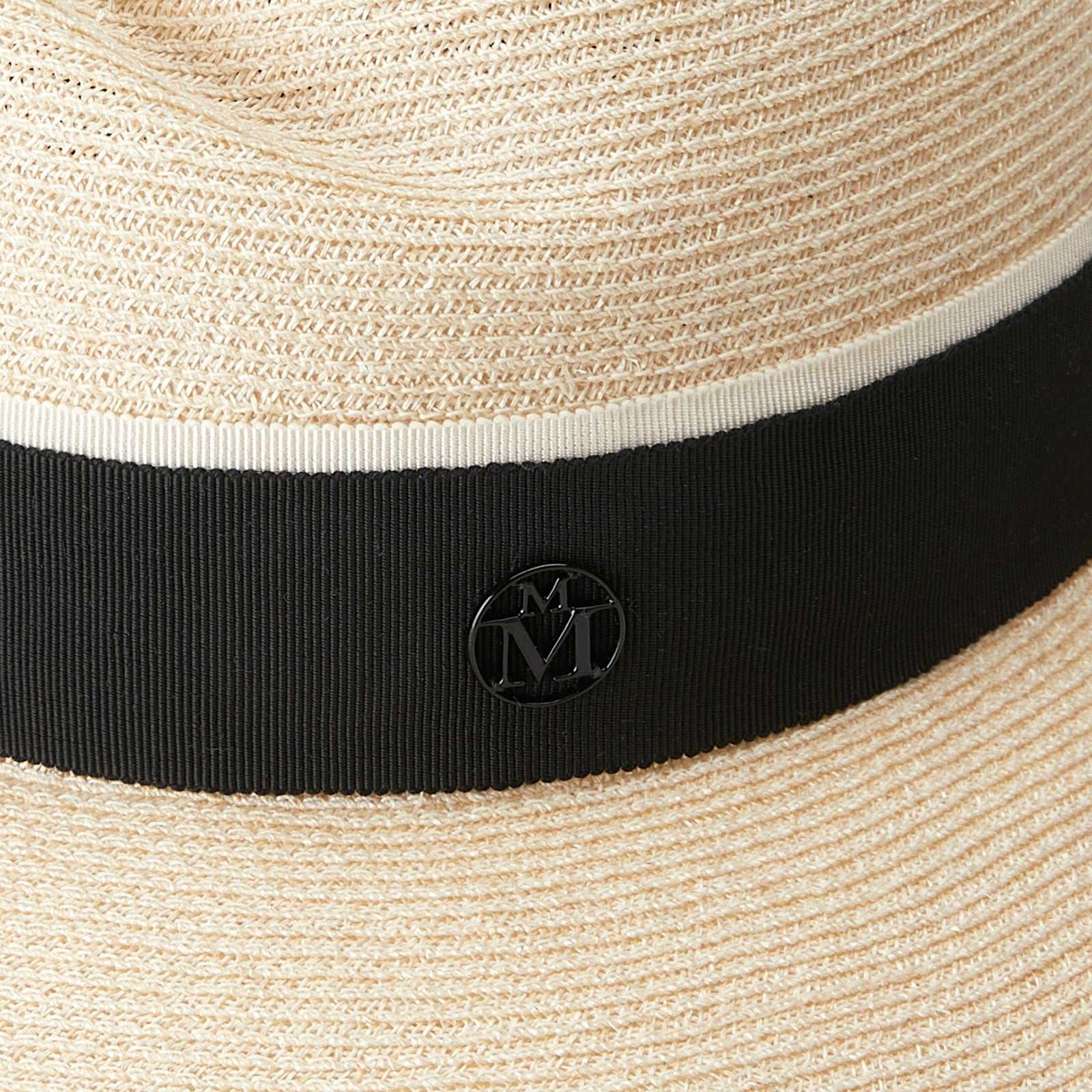 Virginie - Capsule d'été. Fedora en paille naturelle avec un ruban noir et blanc.