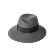 Virginie - Fedora en feutre de laine gris foncé orné d’un ruban ton sur ton.