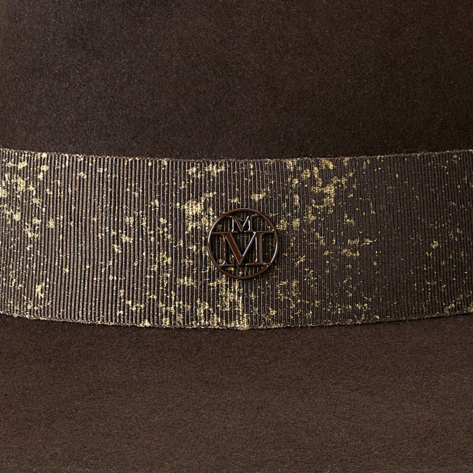 Zango - Fedora en feutre marron foncé avec un ruban marron et doré.