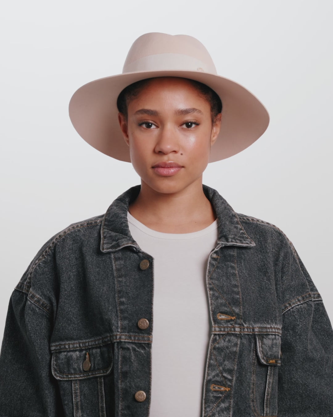 Load video: Virginie