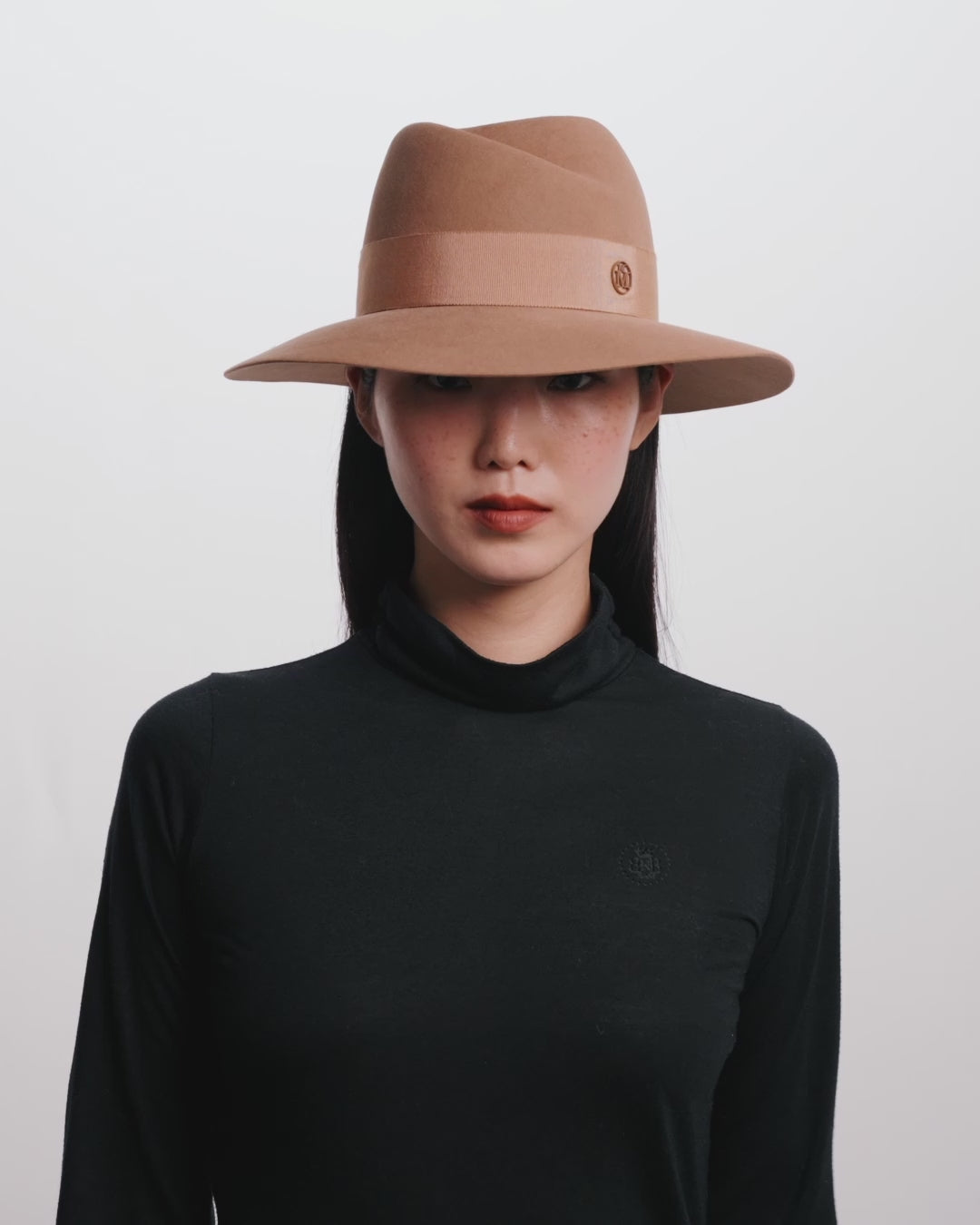 Load video: Virginie